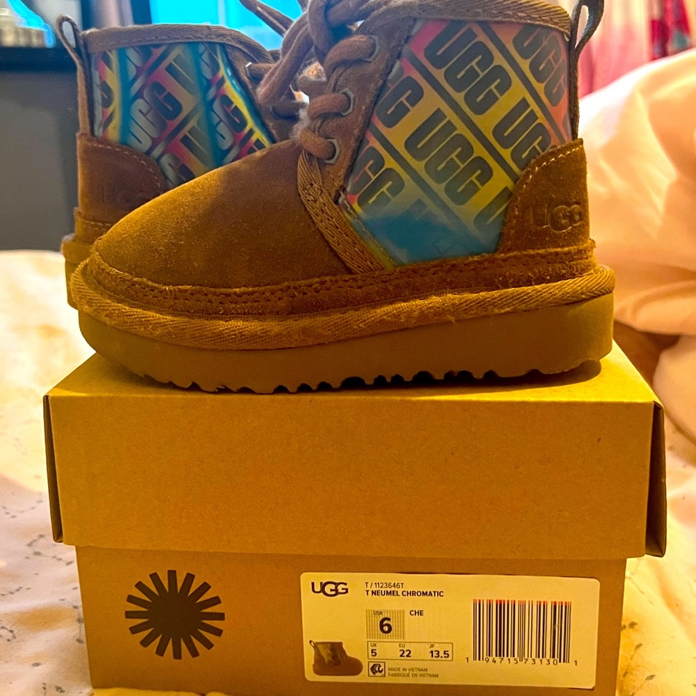 UGG Neumel CHROMATIC SIZE 6 walking shoes for  holiday cozy for winter unisex